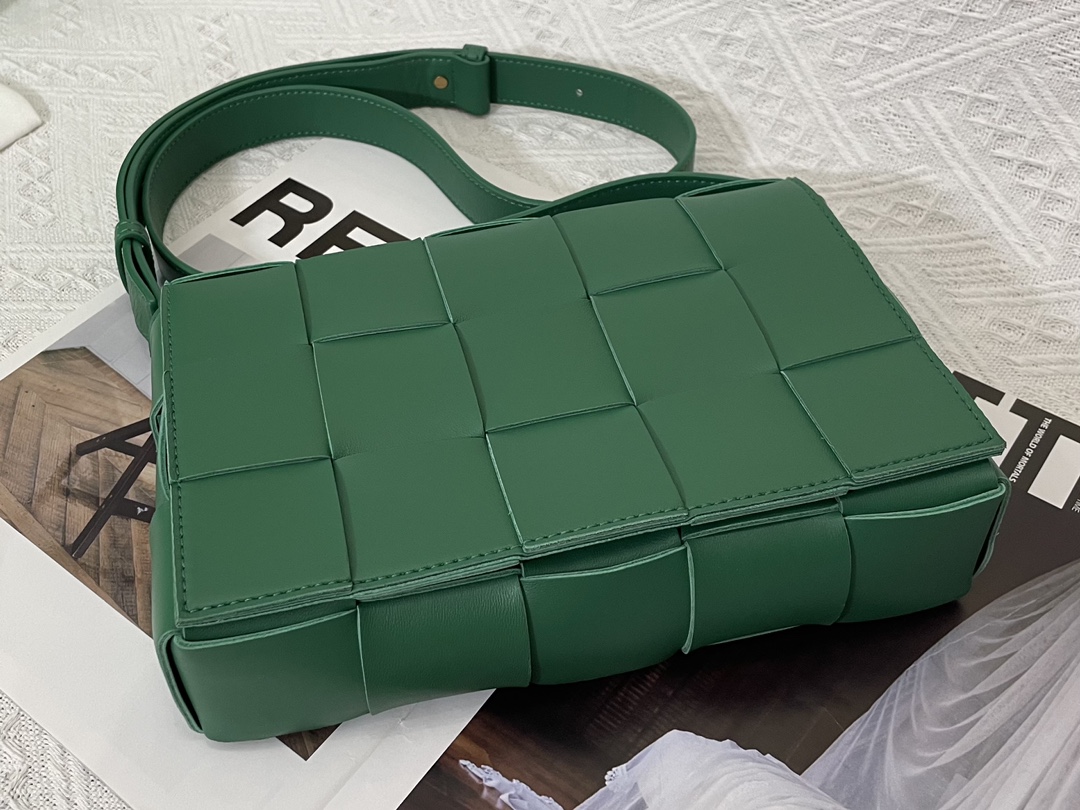 Cassette Intreccio Leather Cross-body Bag Dark Green